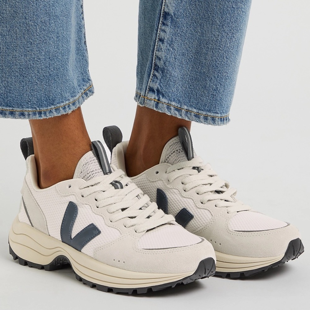 VEJA Off-White & Navy Venturi Sneakers, size 38, fits US 7-8. GUC.